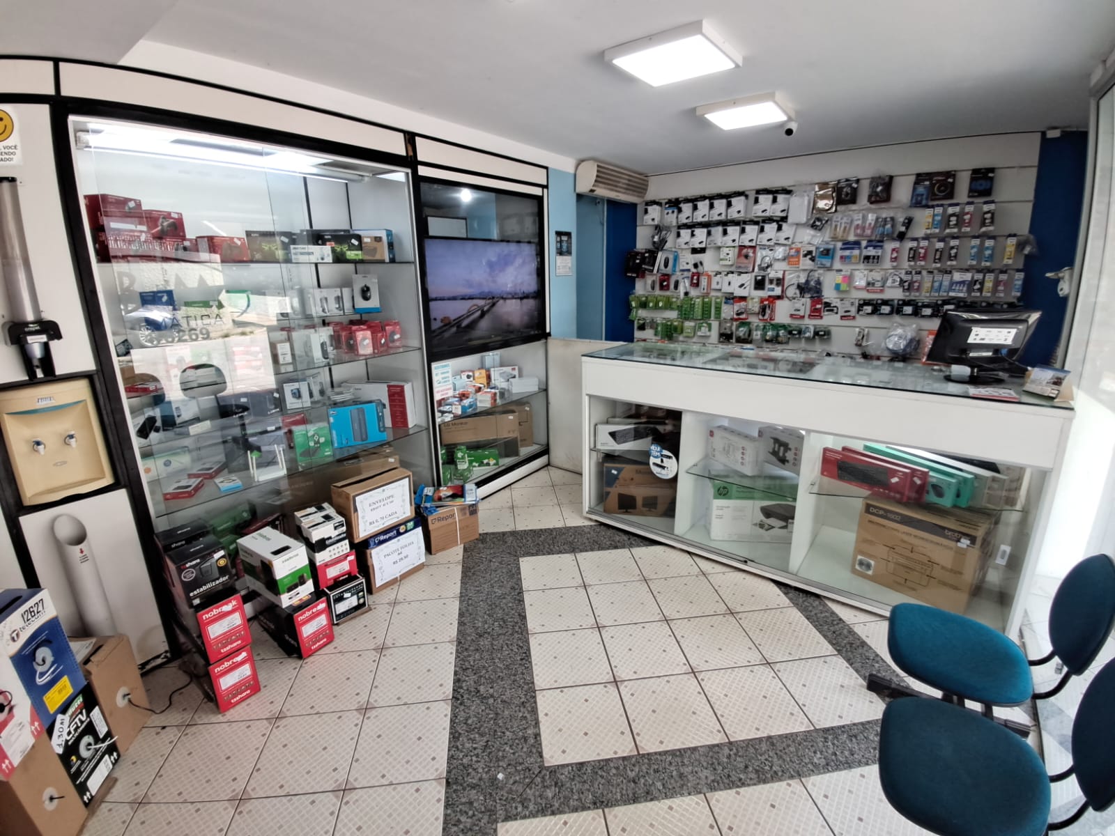 Interior da loja SBM Informática com produtos e acessórios