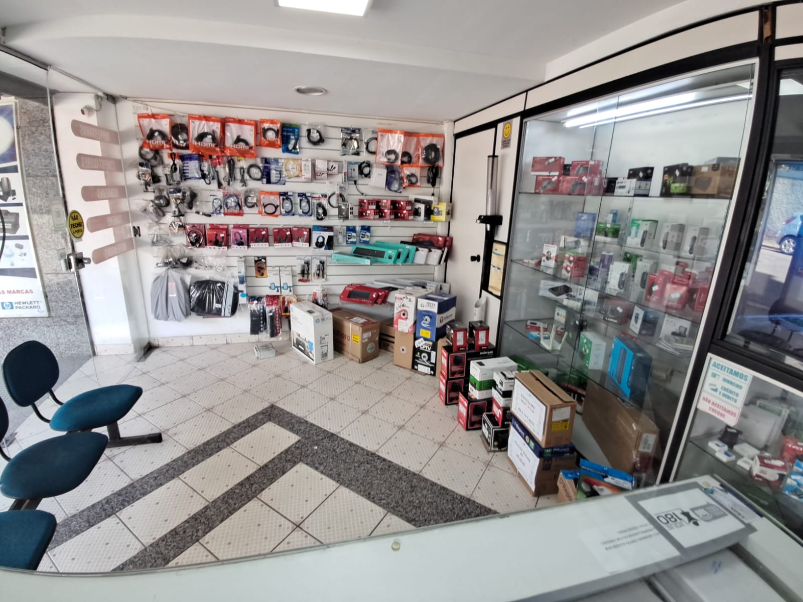 Interior da loja com acessórios de informática